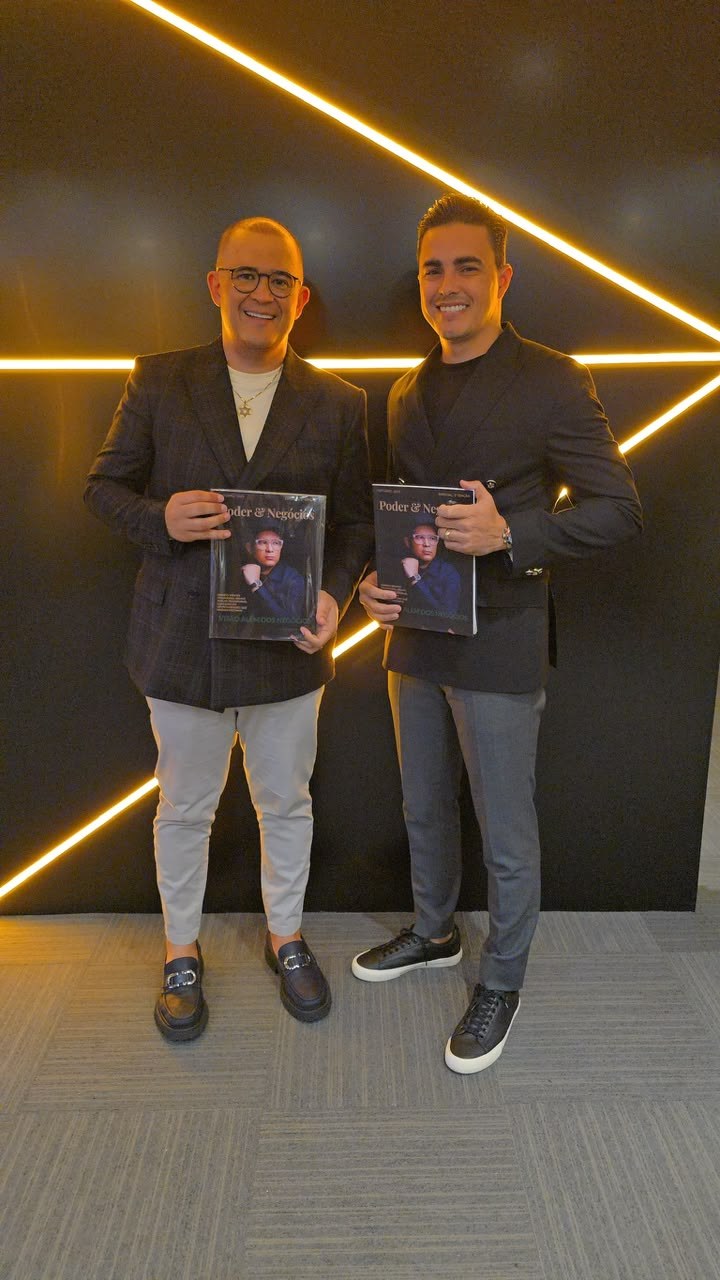 Bruno Avelar e Bruno Lucas com exemplares da revista