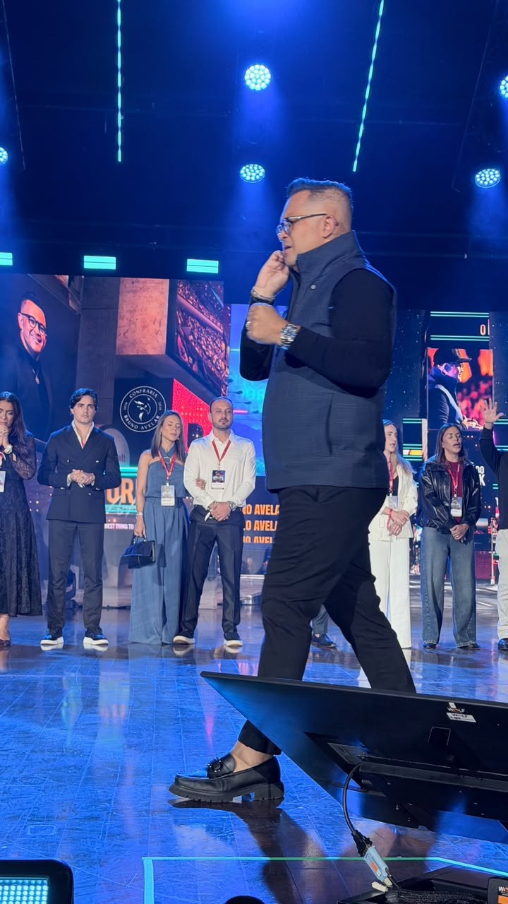 Bruno Avelar falando no palco